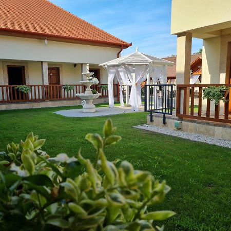 Toroes Panzio Szabolcs Exterior foto