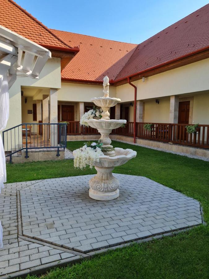 Toroes Panzio Szabolcs Exterior foto