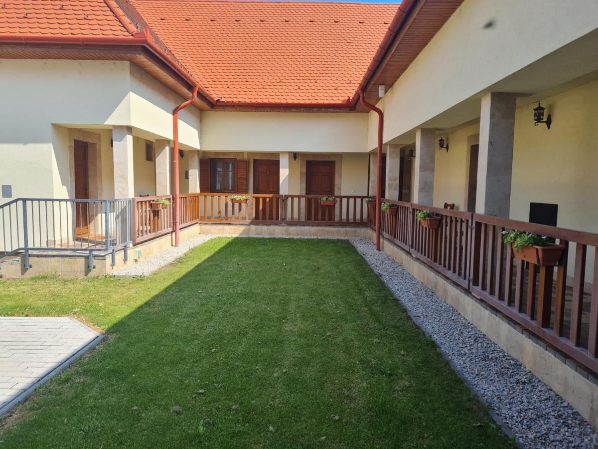 Toroes Panzio Szabolcs Exterior foto