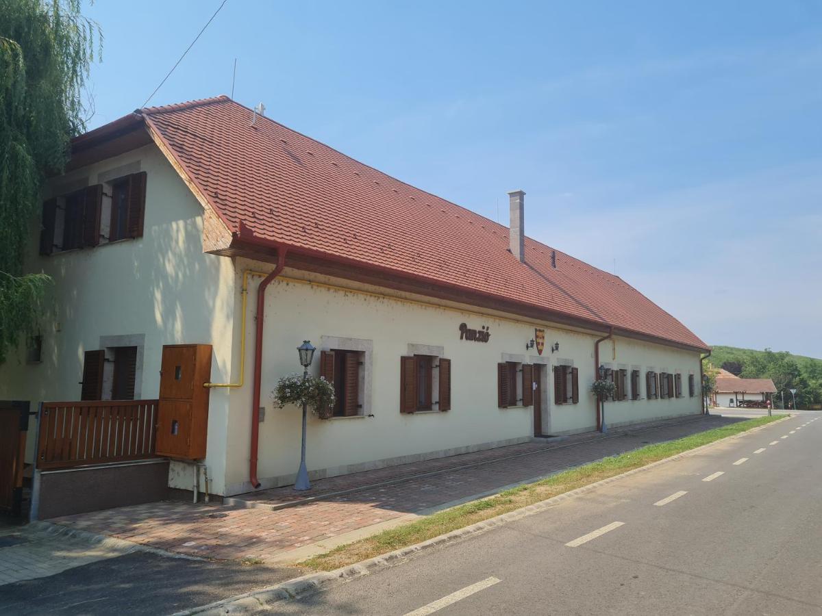 Toroes Panzio Szabolcs Exterior foto